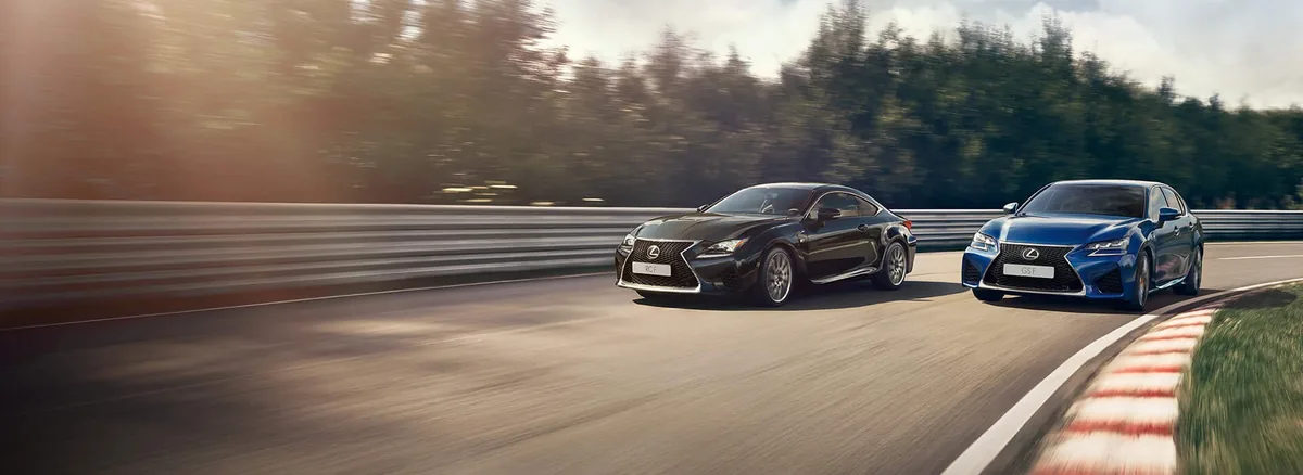 Dva športové modely Lexus F v zákrute na uzavretom okruhu