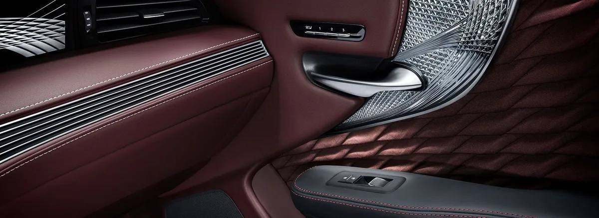 Detail výplne dverí vozidla Lexus s prešívaným koženým čalúnením