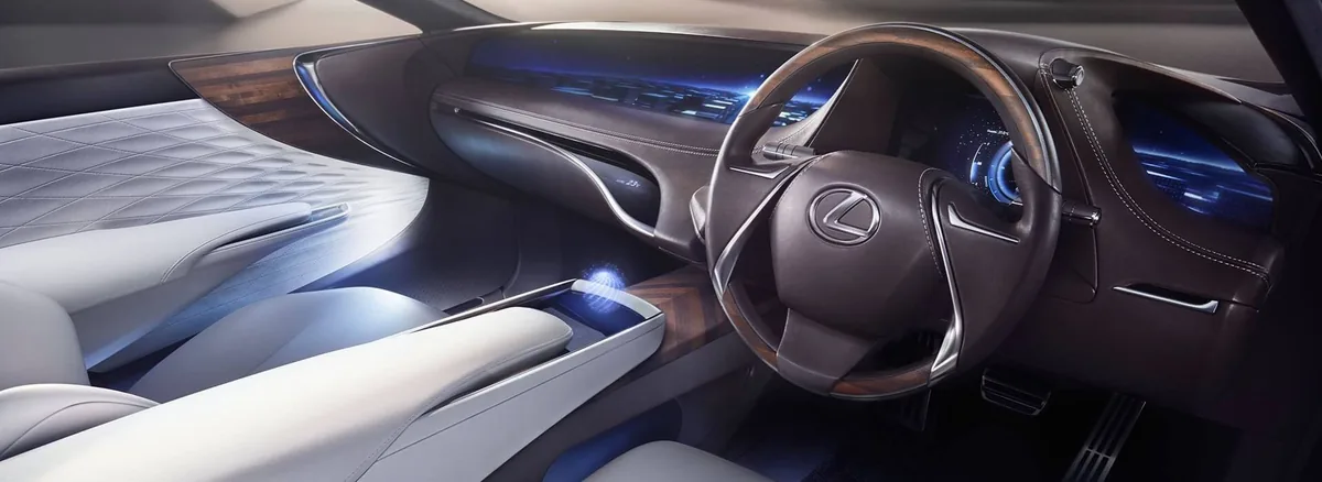 Interiér koncepčného vozidla Lexus s presvetleným prístrojovým panelom a volantom