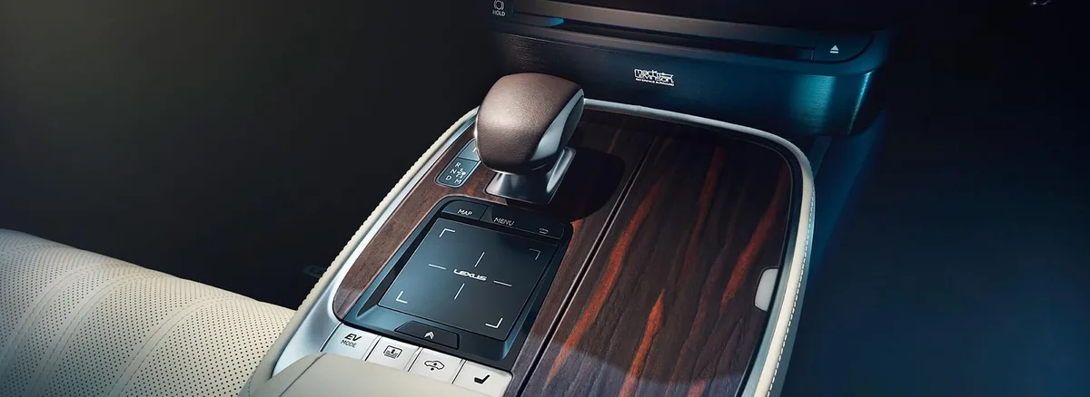 Detail stredovej konzoly vozidla Lexus s voličom prevodovky a dotykovou plochou