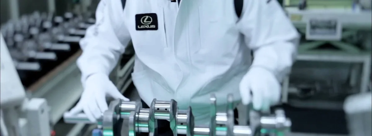 Pracovník Lexus pri montáži motorových komponentov vo výrobe