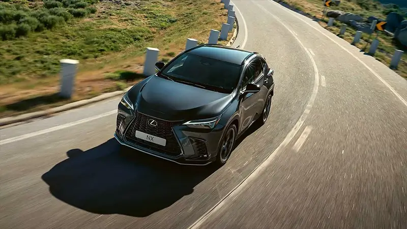 Pohľad spredu na Lexus NX idúci vidieckou cestou