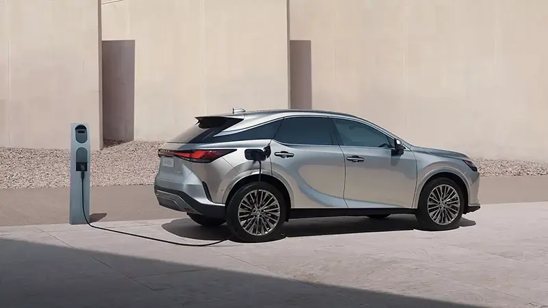 Lexus NX zaparkovaný pred domom