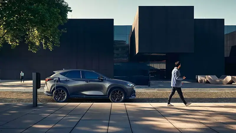 Zaparkovaný, nabíjajúci sa Lexus NX