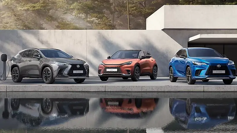 Tri vozidlá značky Lexus zaparkované pred domom